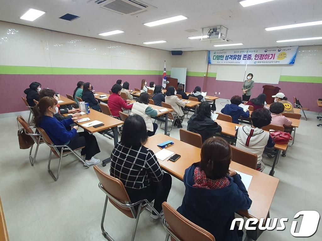본문 이미지 - 영동여성새로일하기센터 취업역량강화 사업  진행 장면. (영동군 제공)