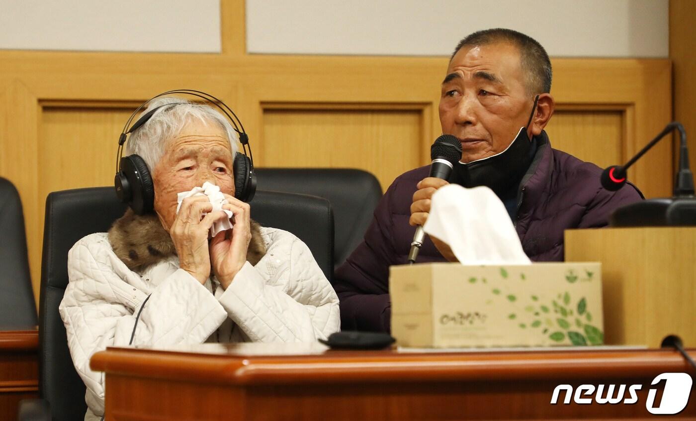 본문 이미지 - 제주4·3 생존 수형인인 박화춘씨(95·여)와 그의 아들 윤창숙씨(65)가 6일 오후 제주지방법원 제4-1형사부(재판장 장찬수 부장판사) 심리로 진행된 재심사건 선고공판에서 발언하고 있다.2022.12.6/뉴스1