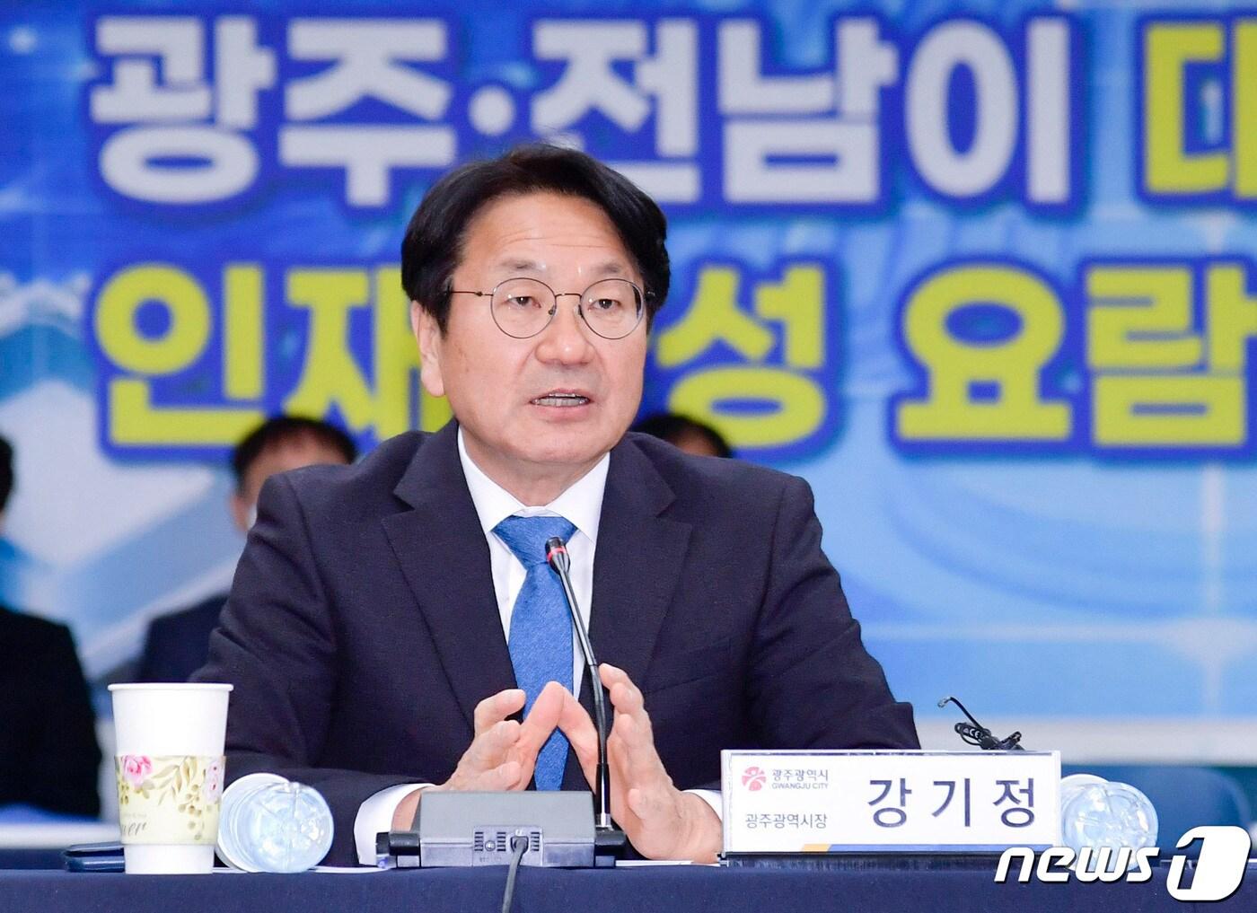 본문 이미지 - 강기정 광주시장이 '광주·전남 반도체 인재양성위원회 출범식'에 참석해 인사말을 하고 있다. (광주시 제공. 재판매 및 DB 금지)