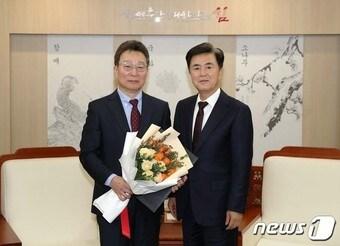 본문 이미지 - 김태흠 충남지사(오른쪽)와 김건식 홍성의료원장.(충남도 제공)/뉴스1