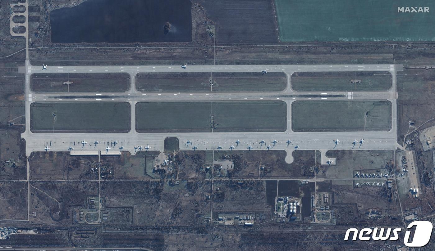 본문 이미지 - 4일(현지시간) 미국 막서 테크놀러지가 위성 촬영해 공개한 러시아 사라토프 인근 엥겔스 공군기지 모습. 이곳은 우크라이나 국경과 약 600㎞가량 떨어져 있다. 러시아 전략폭격기 보관 창고로 이용되고 있다. 2022.12.04 ⓒ 로이터=뉴스1 ⓒ News1 정윤미 기자