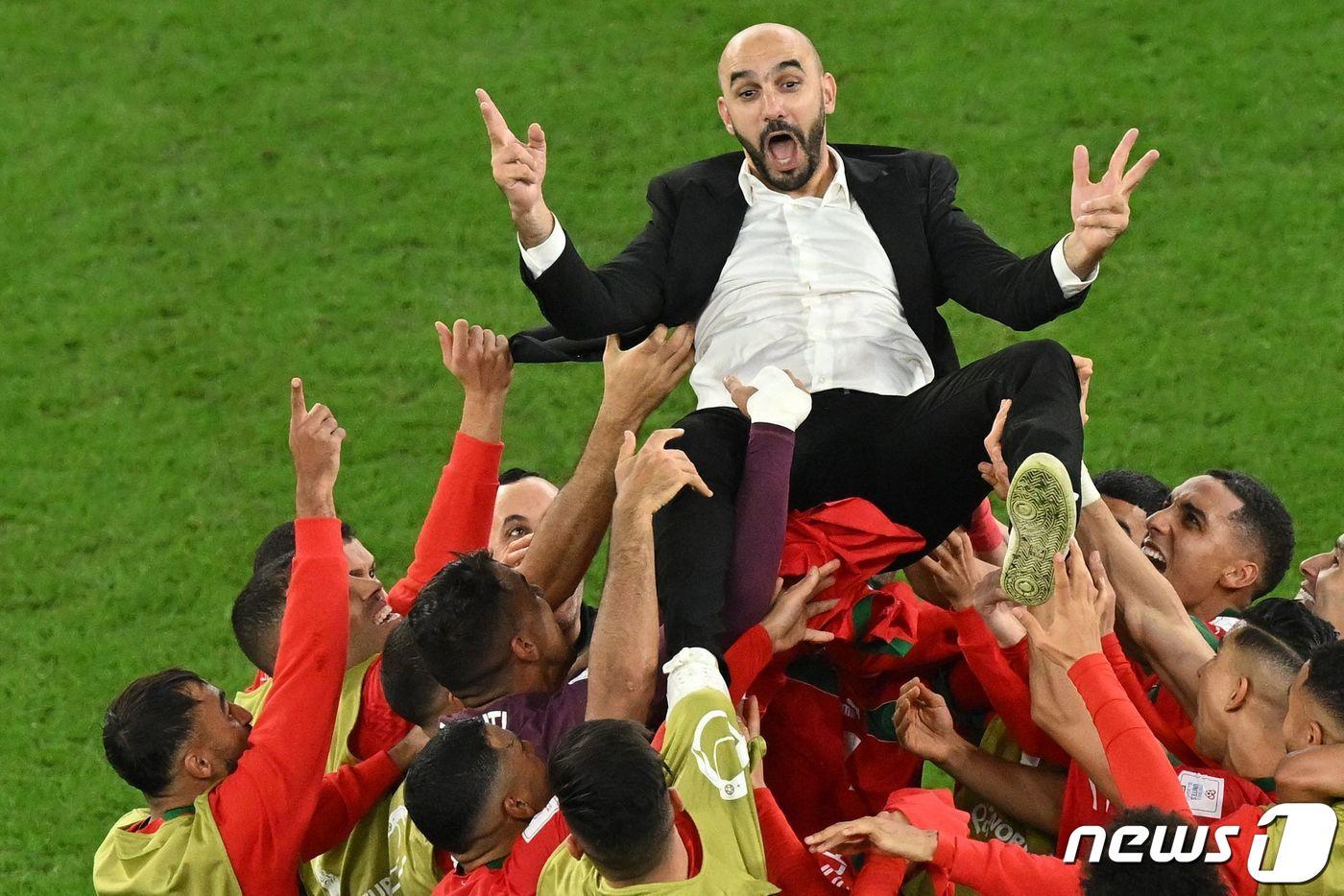 모로코의 사상 첫 8강 진출을 이끈 왈리드 레그라기 감독.  ⓒ AFP=뉴스1