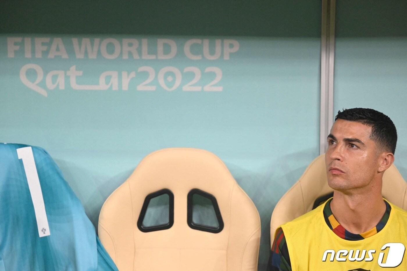 7일(한국시간) 열린 2022 카타르 월드컵 16강 포르투갈-스위스전에서 호날두가 벤치에 앉아있다. ⓒ AFP=뉴스1