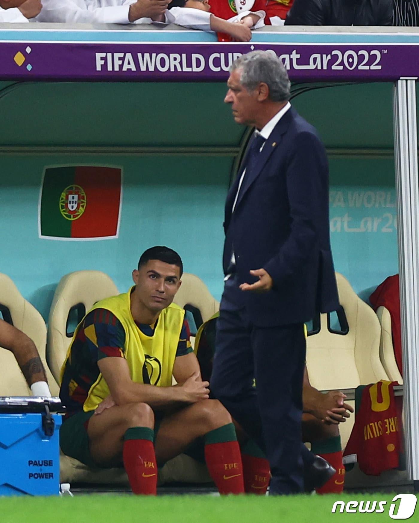 본문 이미지 - 호날두가 스위스와의 16강 경기 중 벤치에서 대기하고 있다. ⓒ 로이터=뉴스1 ⓒ News1 박형기 기자