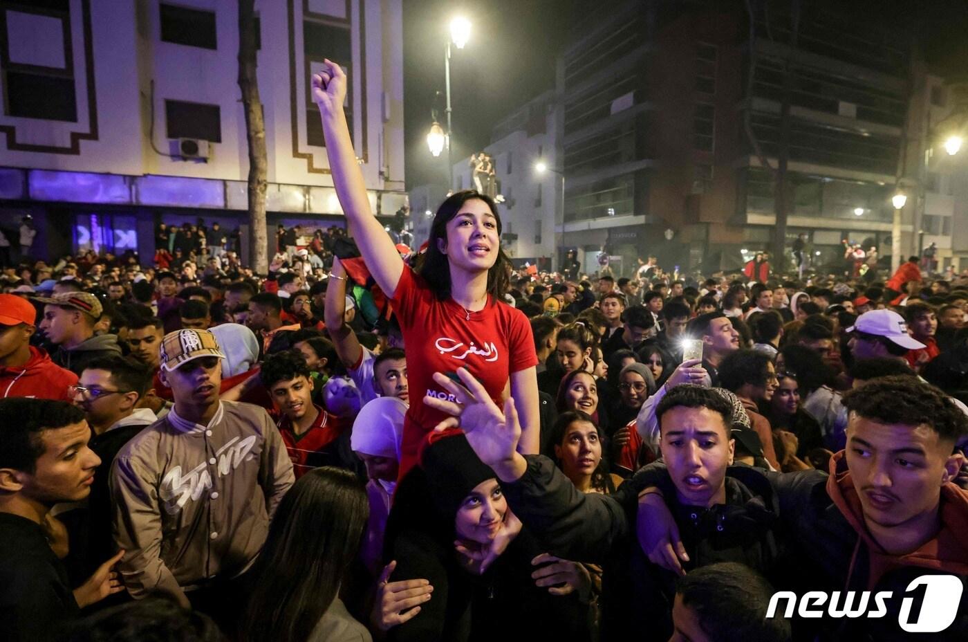 2022 카타르 월드컵 16강전에서 모로코가 스페인을 상대로 승부차기 끝에 극적인 승리를 얻어내자 6일(현지시간) 모로코 수도 라바트에서 시민들이 거리로 나와 환호하고 있다. 2022.12.6. ⓒ AFP=뉴스1 ⓒ News1 김성식 기자