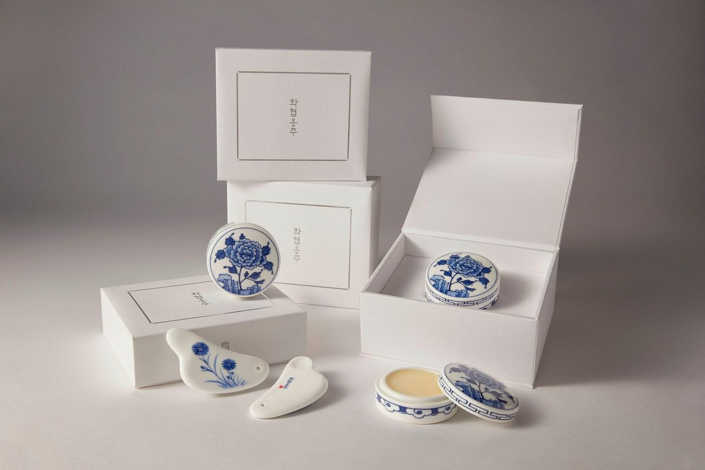 본문 이미지 - 화협옹주 묘에서 나온 화장품과 화장도구 등을 분석해 개발한 '화협옹주 도자 에디션'. (국립고궁박물관 제공) 