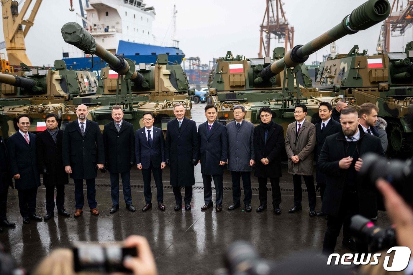 지난 2022년 12월6일(현지시간) 그디니아의 해군기지에 인도된 '한국산 명품무기' K-2 전차와 K-9 자주포의 첫 수출 물량 인수식서 안제이 두다 폴란드 대통령, 마리우시 블라슈차크 국방장관과 포즈를 취하고 있다. ⓒ AFP=뉴스1 ⓒ News1 우동명 기자