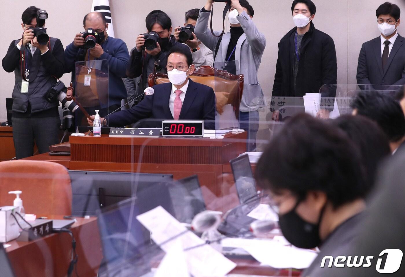 7일 오전 서울 여의도 국회에서 열린 법제사법위원회 전체회의에서 김도읍 위원장이 개의선언을 하고 있다. 2022.12.7/뉴스1 ⓒ News1 구윤성 기자