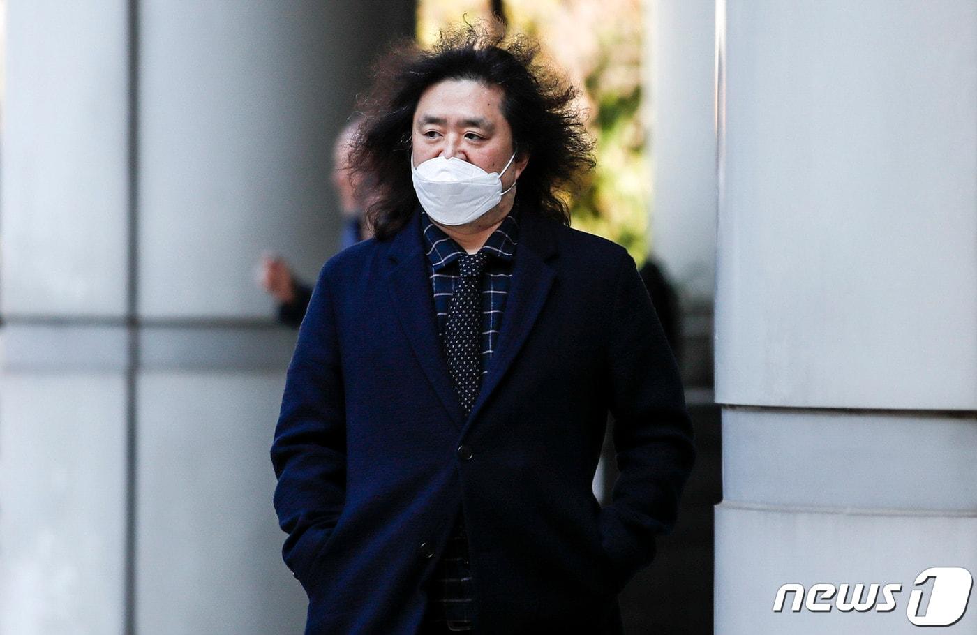 김어준 딴지일보 총수가 7일 오전 서초구 서울고등법원에서 열린 선거법 위반 관련 공판에 출석하고 있다. (공동취재)2022.12.7/뉴스1 ⓒ News1 박세연 기자