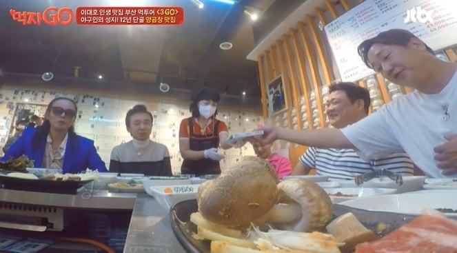 본문 이미지 - JTBC '세계관 충돌 먹방-먹자GO' 방송 화면 갈무리