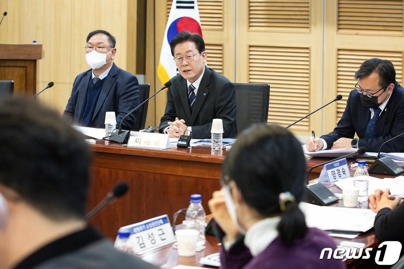 이재명 더불어민주당 대표가 7일 서울 여의도 국회 의원회관에서 열린 코로나19 피해 회복지연과 유동성위기 소상공인·자영업자 긴급지원을 위한 간담회에 참석해 인사말을 하고 있다. 2022.12.7/뉴스1 ⓒ News1 유승관 기자