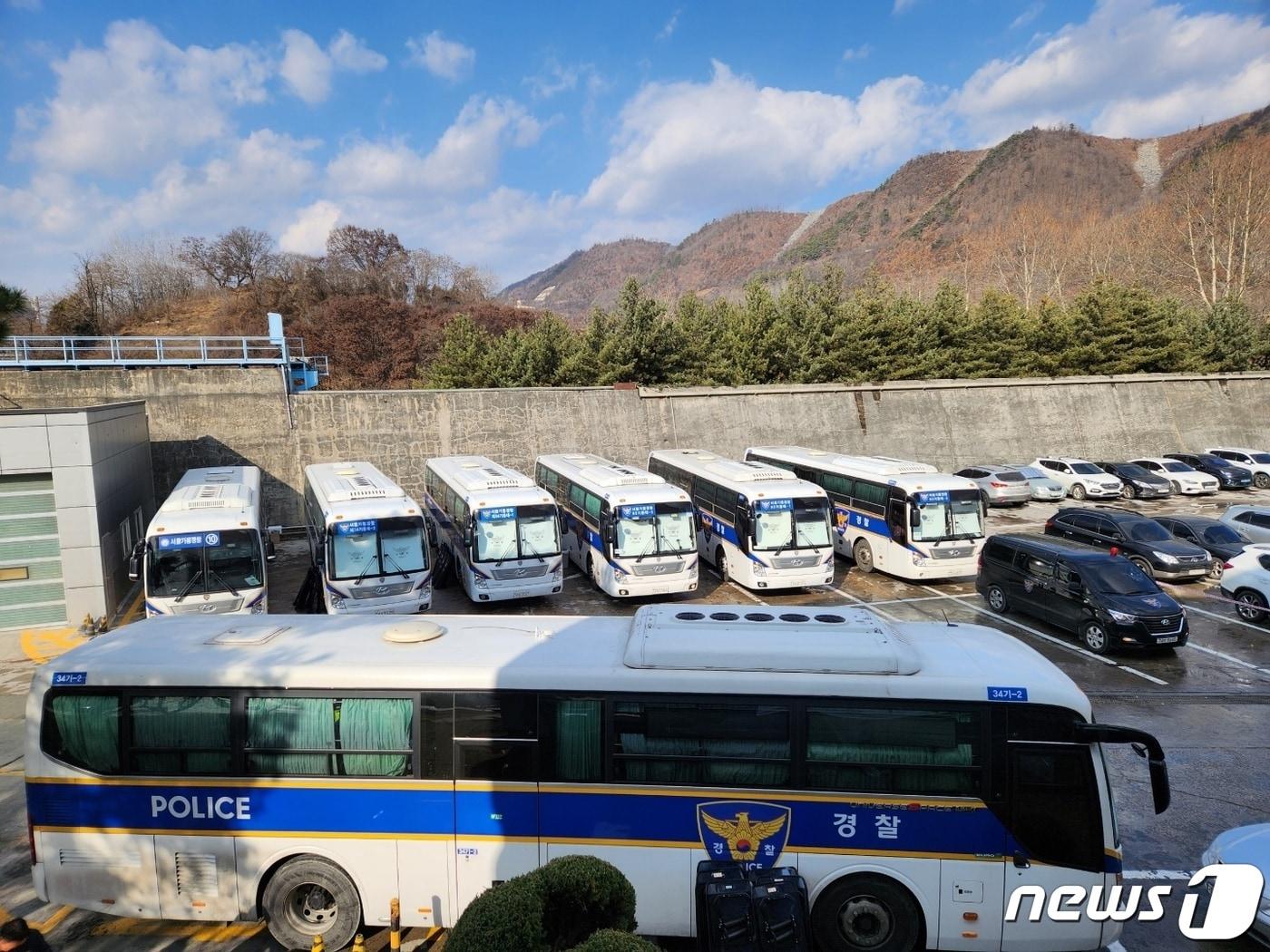 본문 이미지 - 7일 단양 성신양회 공장내 경찰버스 7개가 배치 화물연대와 만일의 사태에 대비하고 있다. 