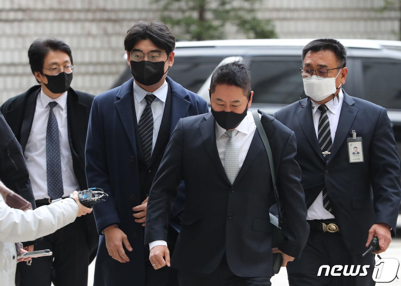 본문 이미지 - 송치형 두나무 의장(왼쪽)과 이석우 두나무 대표가 7일 오후 서울 서초구 서울고등법원에서 열린 자전거래 및 시세조작 혐의 관련 공판에 출석하고 있다. 2022.12.7/뉴스1 ⓒ News1 박세연 기자