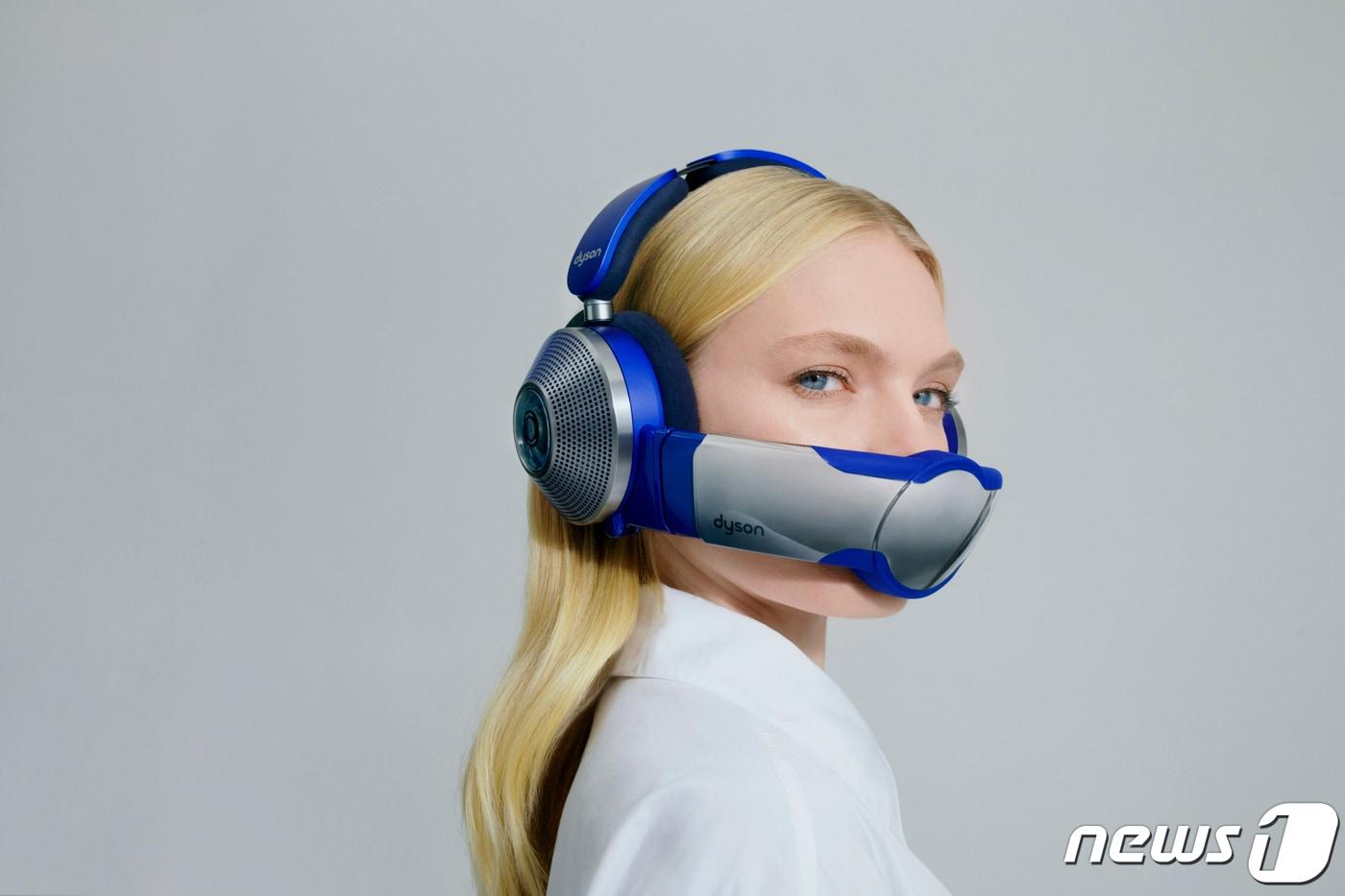 다이슨의 공기 정화 헤드폰 ‘다이슨 존(Dyson Zone™)’ 제품 착용 모습(다이슨 제공)