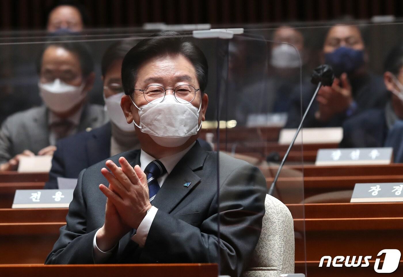 본문 이미지 - 이재명 더불어민주당 대표가 7일 오후 서울 여의도 국회 예결위회의장에서 열린 의원총회에서 박수치고 있다. 2022.12.7/뉴스1 ⓒ News1 구윤성 기자