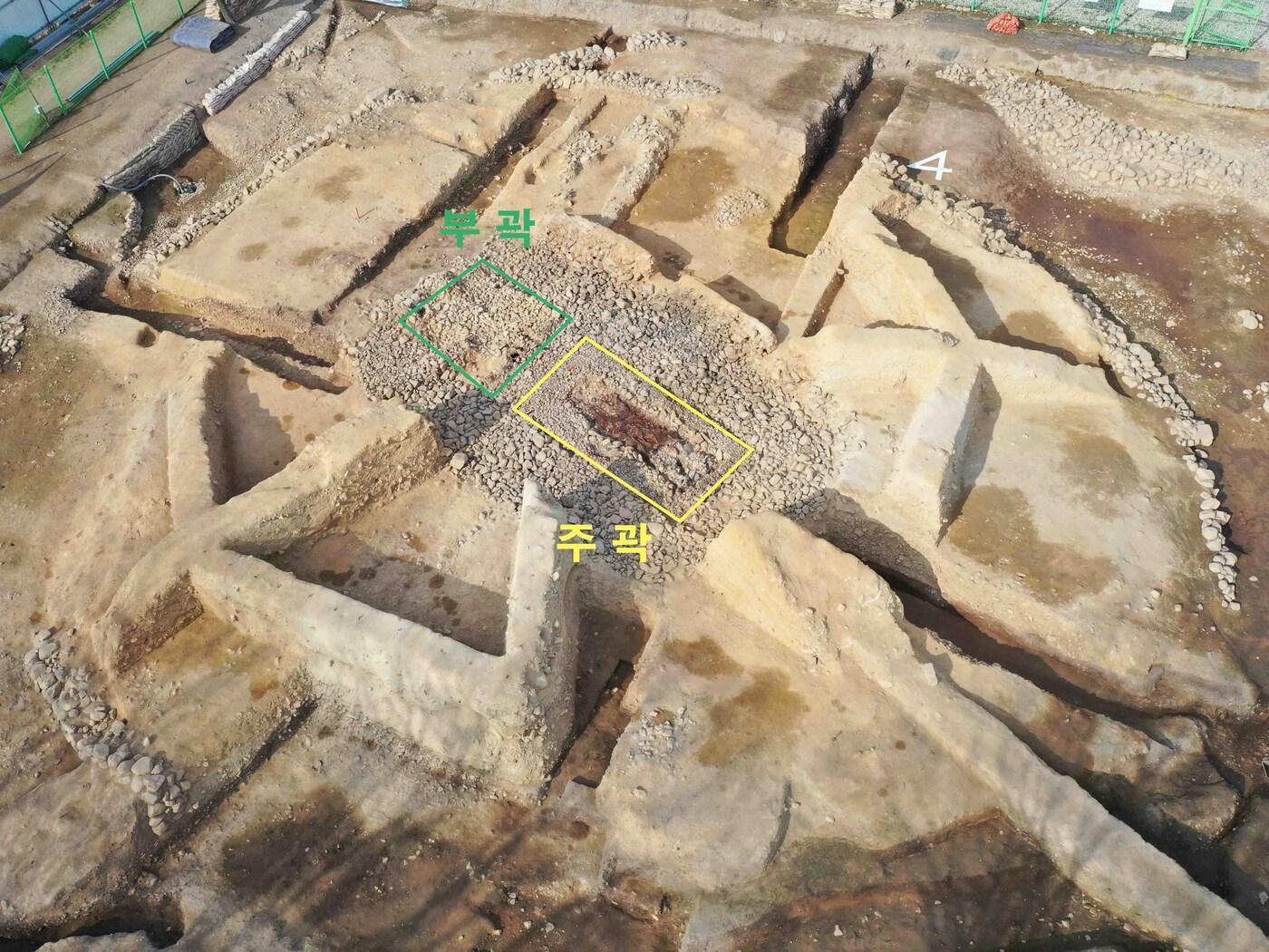 본문 이미지 - 경주 '황남동 120호분' 매장주체부 적석부 제거 후 전경. (문화재청 제공) 