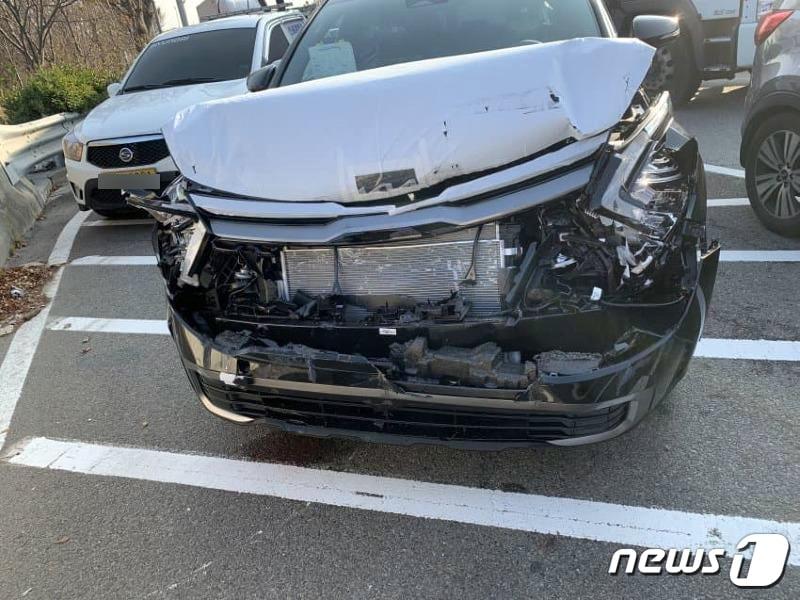 본문 이미지 - 7일 오전 광주 서구 무진대로에서 기아 오토랜드 광주에서 생산된돼 로드탁송 중이던 SUV 차량이 충돌사고를 낸 뒤 크게 파손돼 있다. (온라인 커뮤니티 캡쳐) 2022.12.7/뉴스1 ⓒ News1 