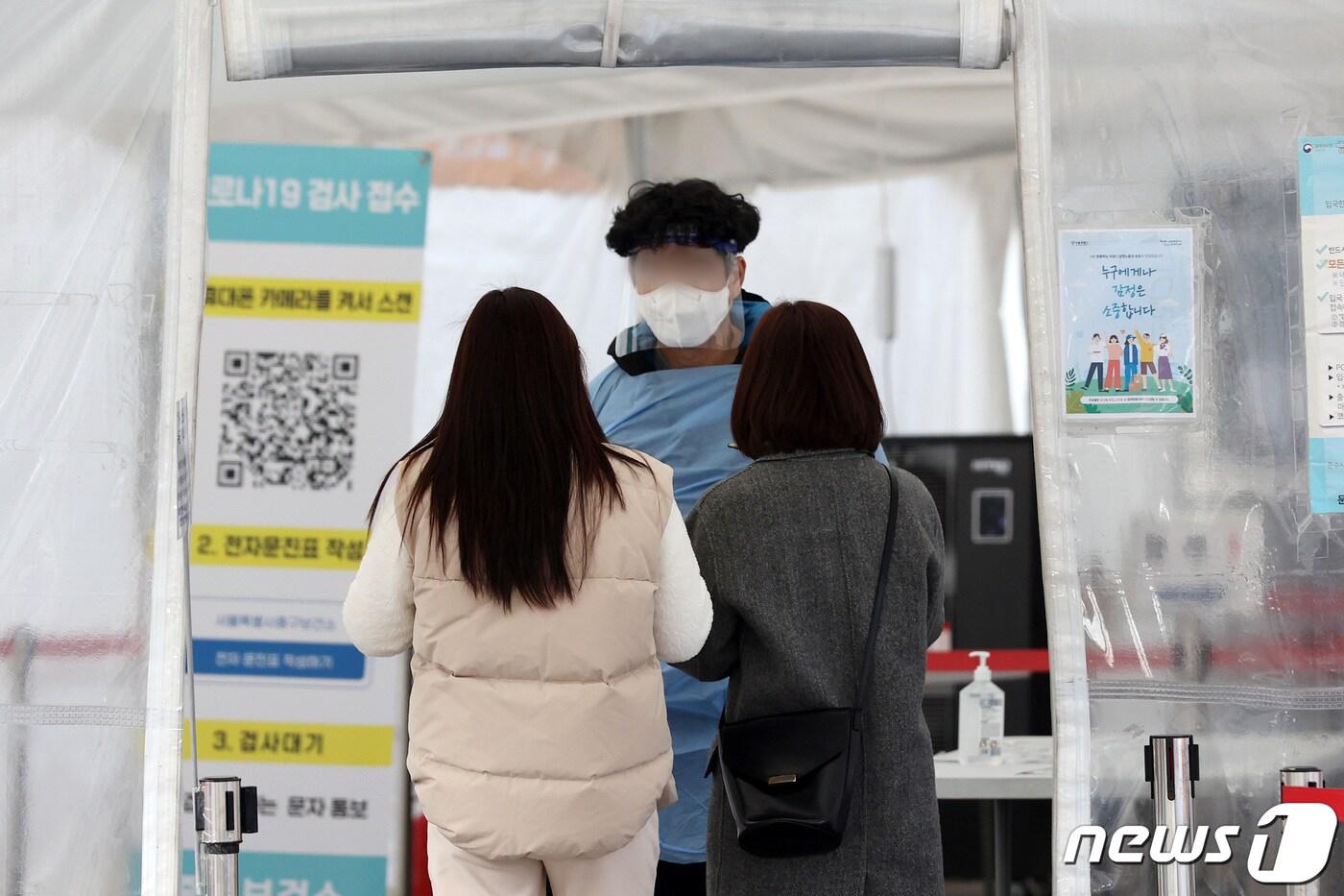 본문 이미지 - 7일 서울 중구 서울역광장 임시선별검사소에서 시민들이 신종 코로나바이러스 감염증(코로나19) 검사를 받고 있다.  2022.12.7/뉴스1 ⓒ News1 조태형 기자