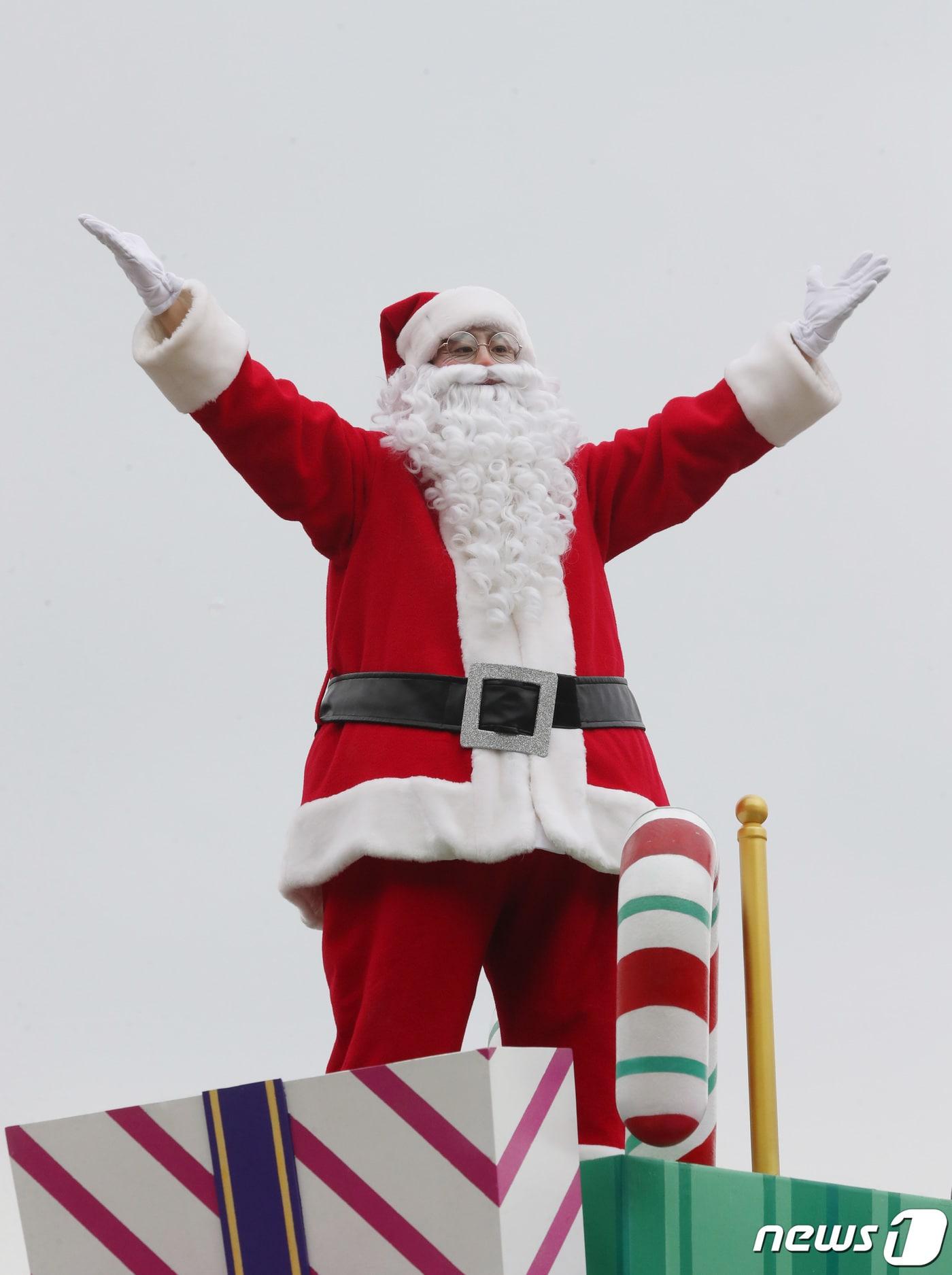 본문 이미지 - 크리스마스를 보름여 앞둔 7일 오후 경기 용인시 처인구 에버랜드에서 '블링블링 X-mas 퍼레이드'가 펼쳐지고 있다. 2022.12.7/뉴스1 ⓒ News1 김영운 기자
