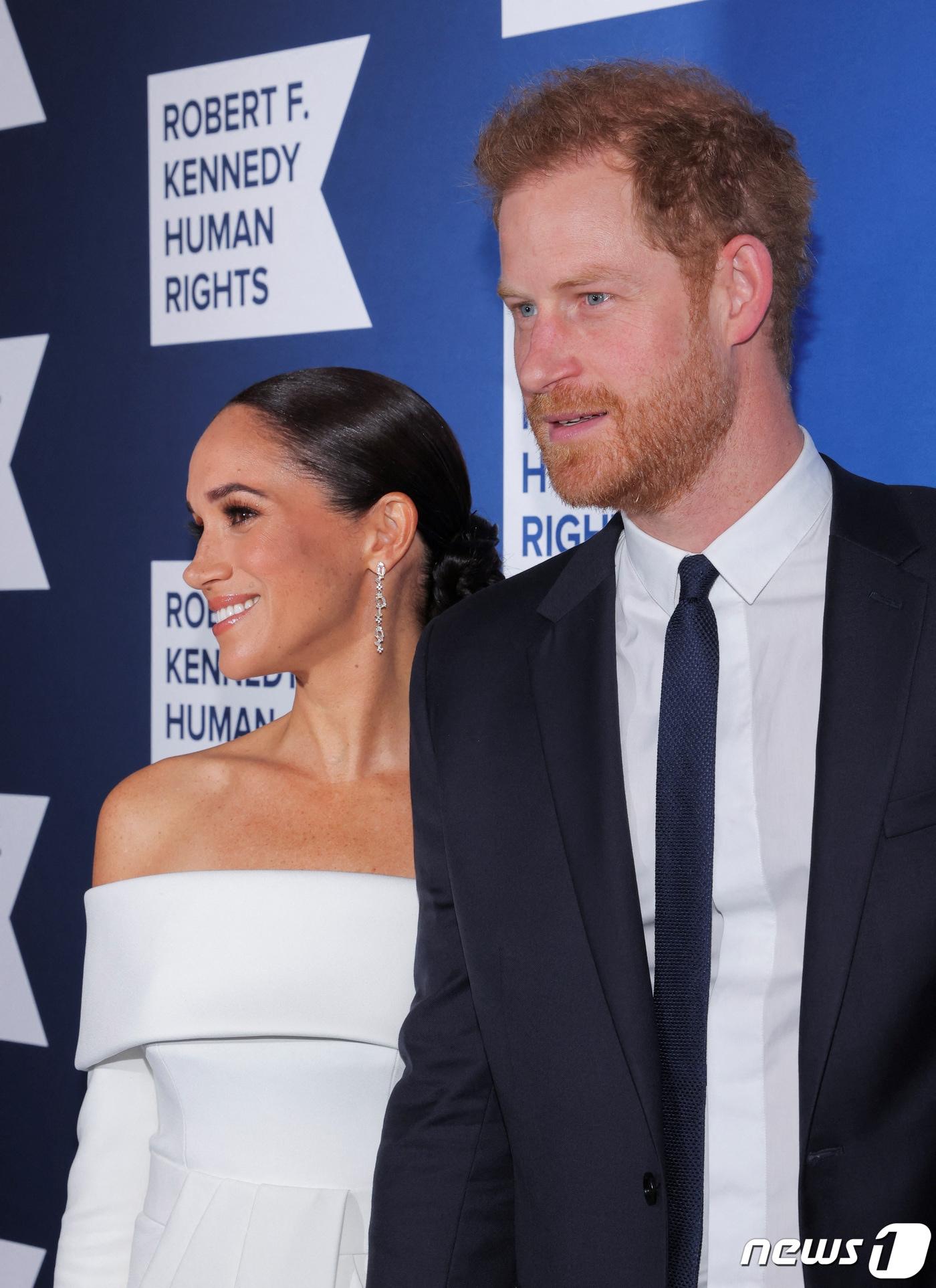 본문 이미지 - 6일(현지시간) 미국 뉴욕에서 영국의 해리 왕자(서식스 공작)와 메건 서식스 공작부인이 로버트 F 케네디 인권상 수상식 갈라에 참석해 포즈를 취하고 있다. 2022.12.6. ⓒ 로이터=뉴스1 ⓒ News1 권진영 기자
