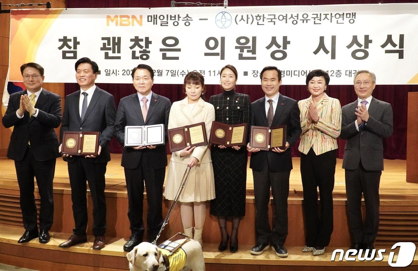본문 이미지 - 7일 김승남 더불어민주당 의원(전남 고흥·보성·장흥·강진)은 '참 괜찮은 의원상'을 수상했다(김승남 의원실 제공)2022.12.7/ 