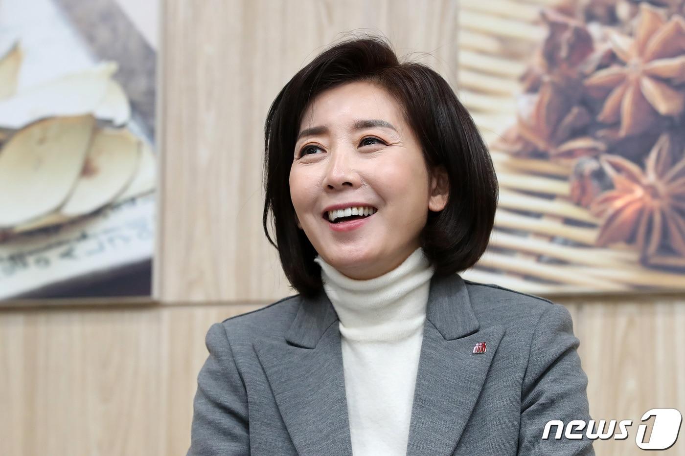 본문 이미지 - 나경원 대통령 직속 저출산고령사회위원회 부위원장이 7일 오후 대구 중구 한방의료체험타운에서 열리는 토크콘서트를 앞두고 지역 기자들과 만나 질문에 답하고 있다. 2022.12.7/뉴스1 ⓒ News1 공정식 기자