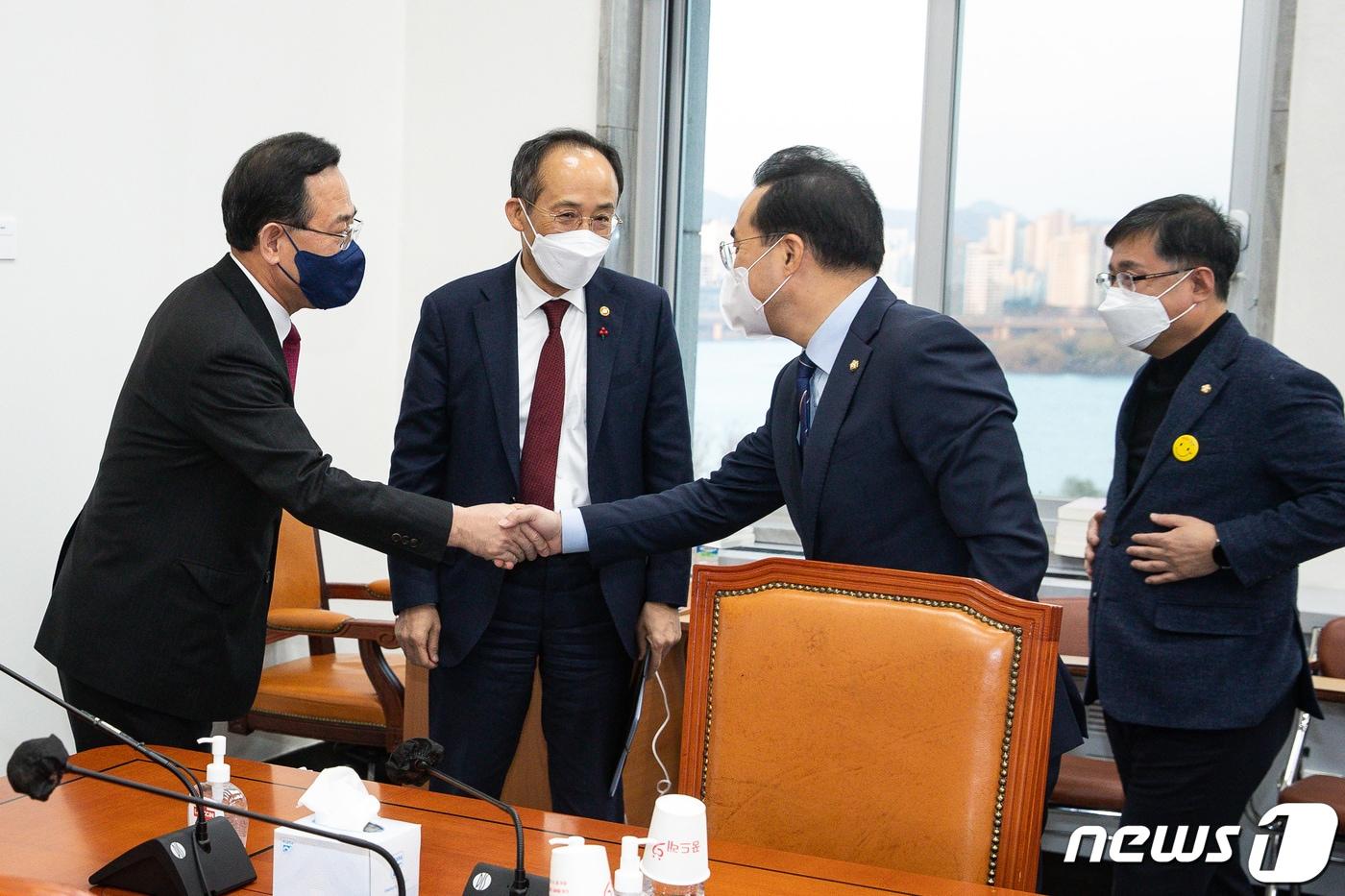 본문 이미지 - 주호영 국민의힘 원내대표(왼쪽)와 박홍근 더불어민주당 원내대표, 추경호 경제부총리 겸 기획재정부 장관이 7일 서울 여의도 국회에서 예산안 협상을 위해 만나 인사를 나누고 있다. 오른쪽은 김성환 더불어민주당 정책위의장. 2022.12.7/뉴스1 ⓒ News1 유승관 기자