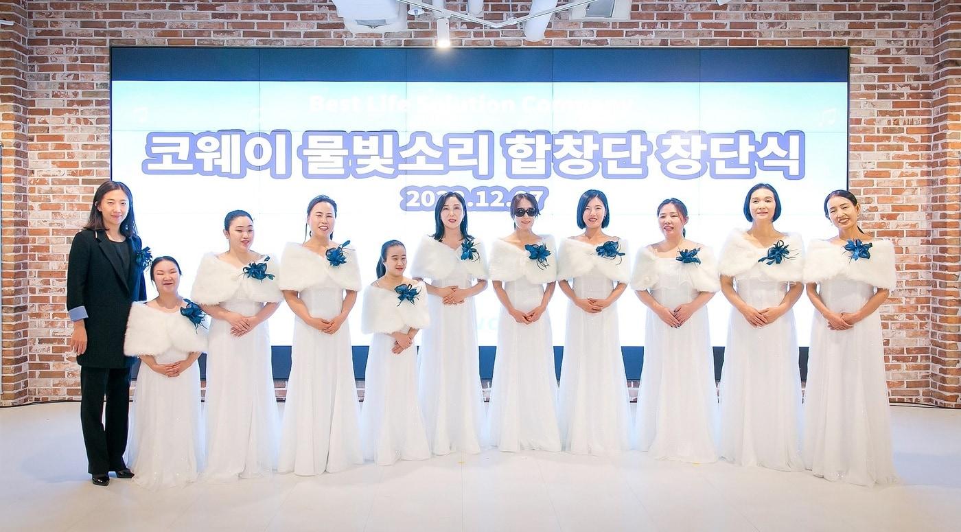 본문 이미지 - 지난 7일 코웨이 본사 G타워에서 진행된 창단식에서 코웨이 물빛소리 합창단원이 기념촬영을 하고 있다. (코웨이 제공)