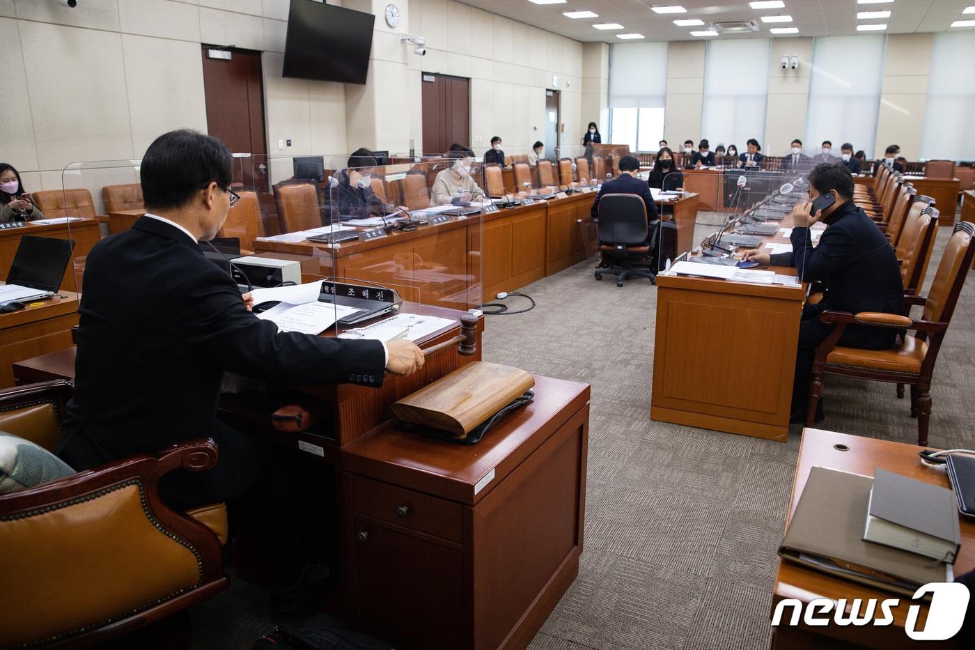 본문 이미지 - 조해진 국회 정치개혁특별위원회 정치관계법개선소위원장이 8일 서울 여의도 국회에서 열린 제400회 국회(정기회) 정치개혁특별위원회 제2차 정치관계법개선소위원회의에서 의사봉을 두드리고 있다. 2022.12.8/뉴스1 ⓒ News1 유승관 기자