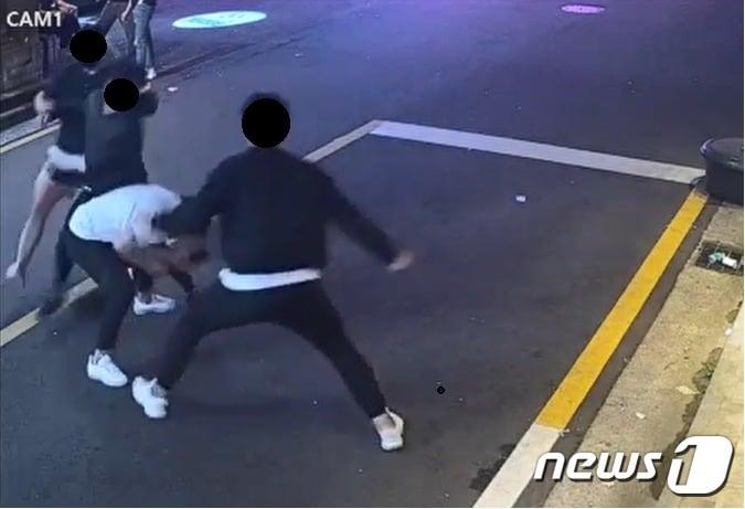 본문 이미지 - 그랜드파 소속 조직원들이 노상에서 상대 조직원을 기습하는 장면.(전주지검 군산지청 제공)2022.12.8./ⓒ 뉴스1