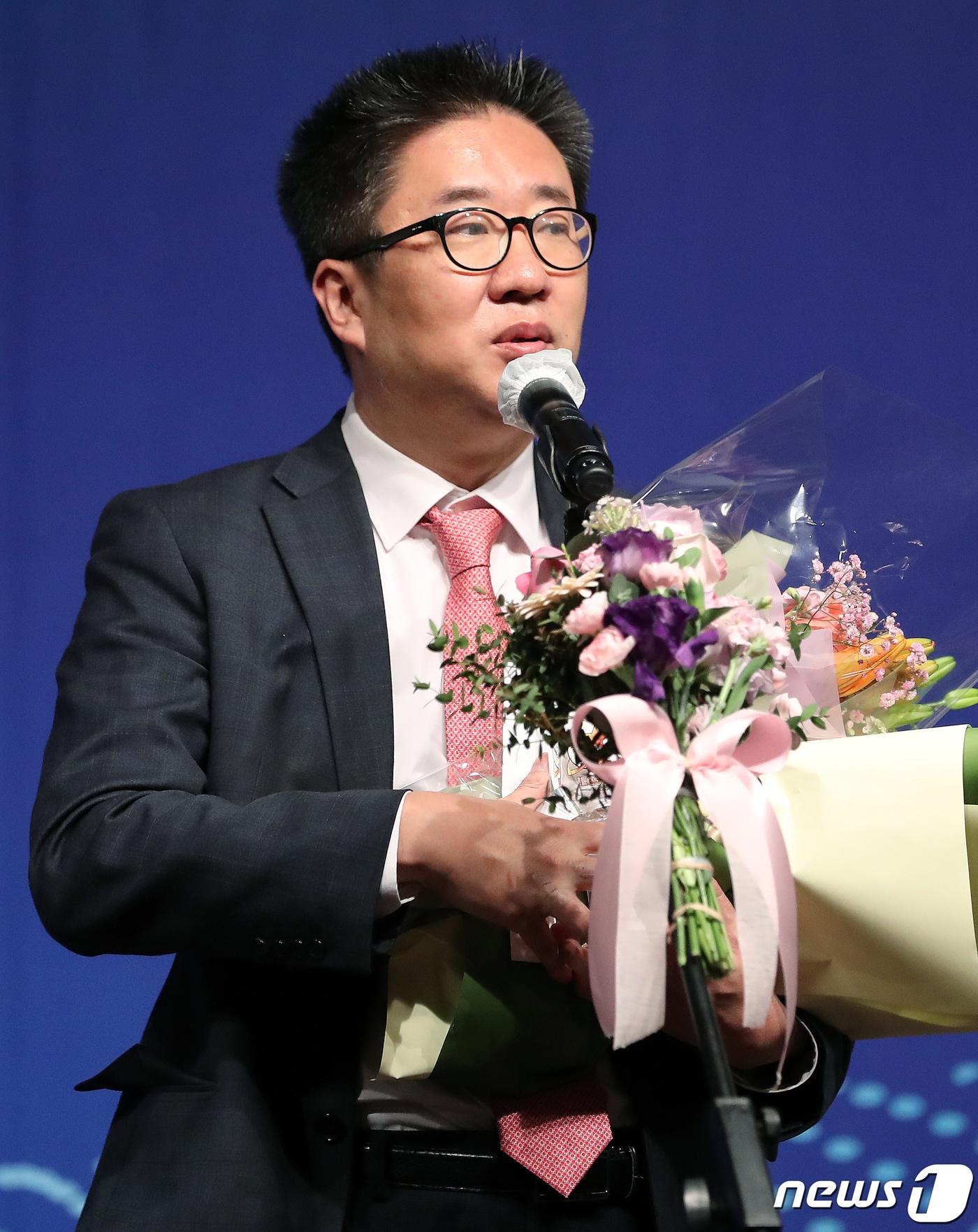 본문 이미지 - 류선규 SSG 랜더스 단장이 8일 오전 서울 강남구 호텔 리베라 청담 베르사이유홀에서 열린 ‘2022 뉴트리디데이 일구상’ 시상식에서 프런트상을 수상 후 수상 소감을 말하고 있다. 2022.12.8/뉴스1 ⓒ News1 김진환 기자