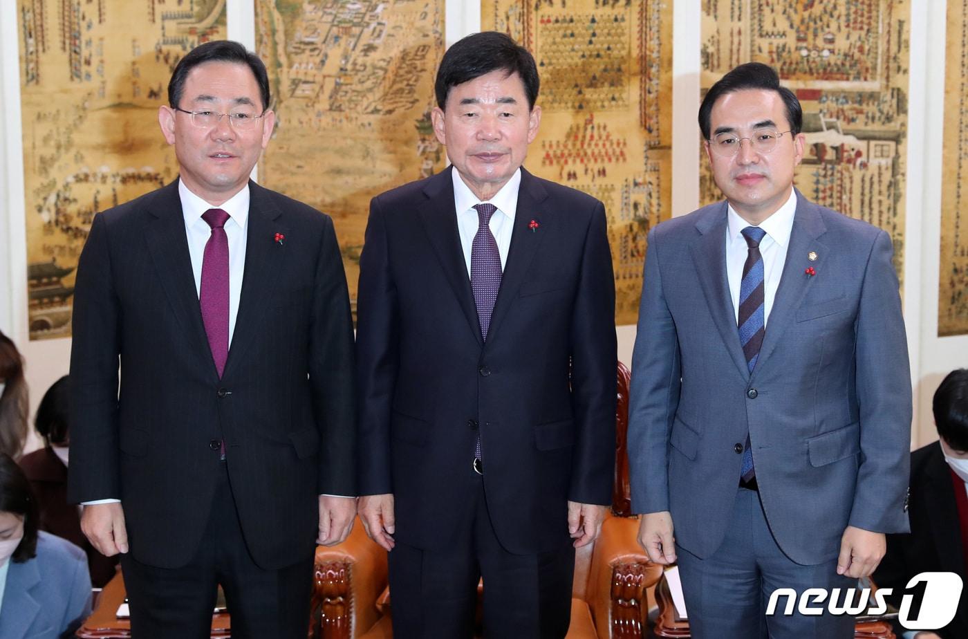 본문 이미지 - 김진표 국회의장(가운데)과 주호영 국민의힘 원내대표(왼쪽), 박홍근 더불어민주당 원내대표가 8일 오전 서울 여의도 국회에서 국회의장 주재로 열린 여야 원내대표 회동에서 기념 촬영을 하고 있다./뉴스1 ⓒ News1 구윤성 기자