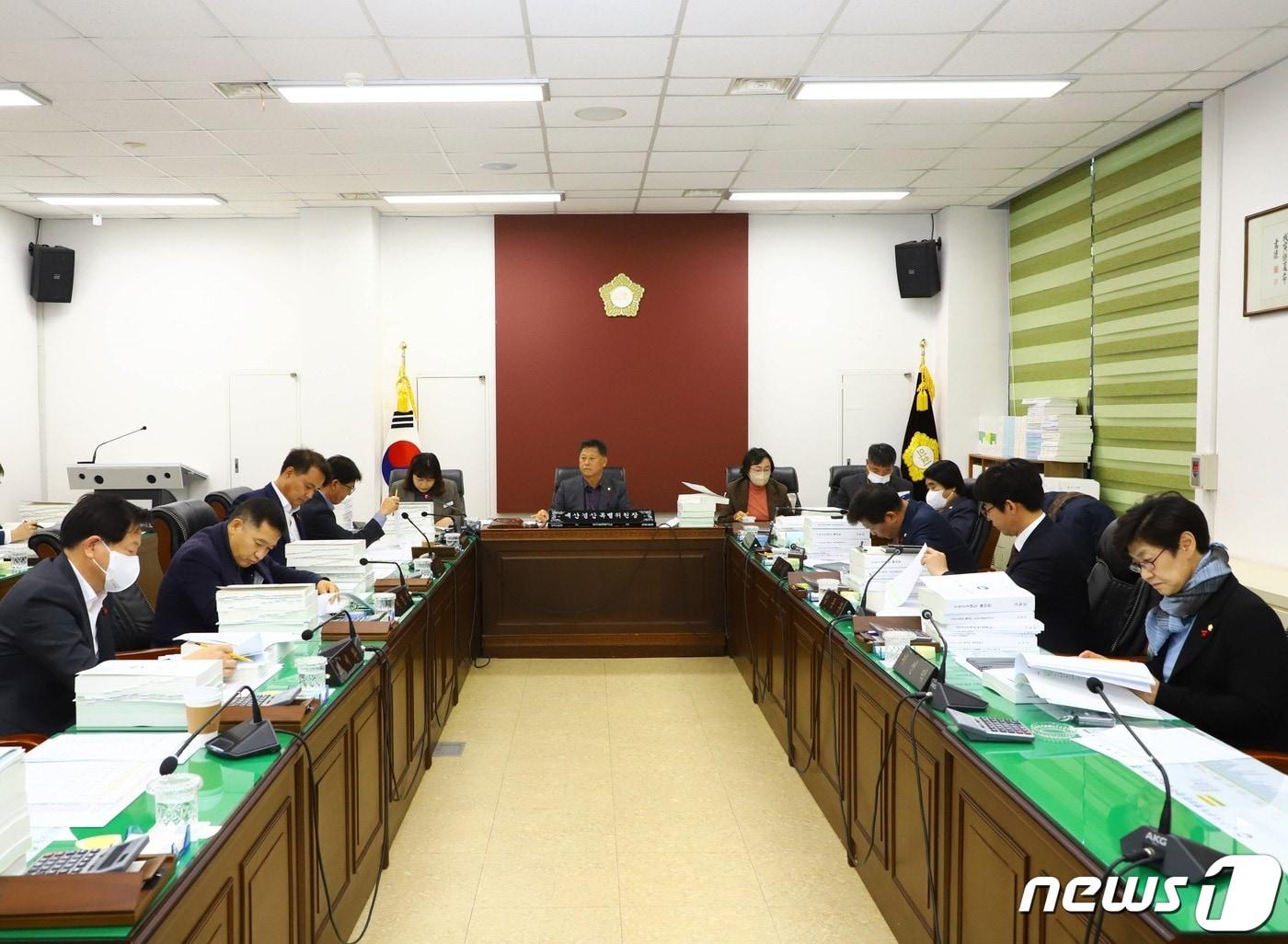 본문 이미지 - 전북 고창군의회가 2023년도 고창군 본예산 7506억원에 대한 심의를 시작했다. 고창군의회 예산결산위원회(고창군의회 제공)2022.12.8/뉴스1 