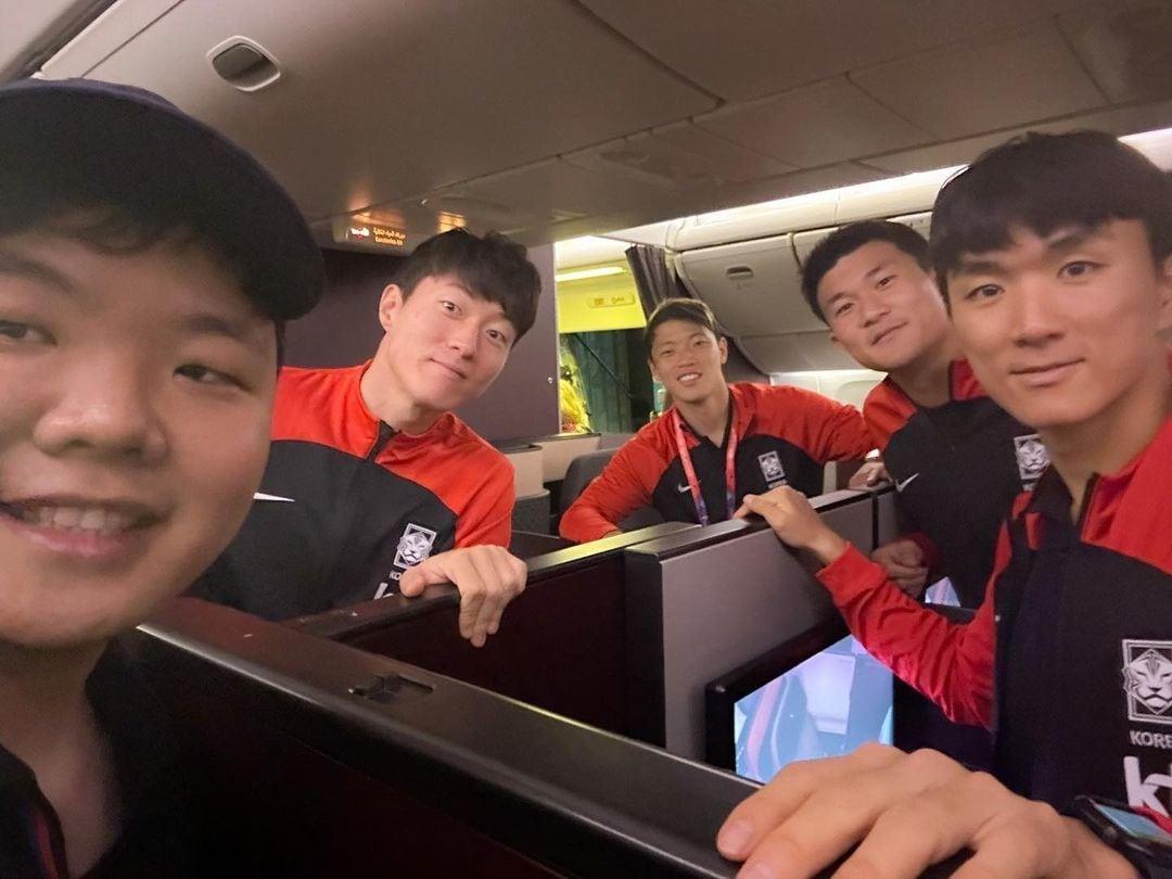 본문 이미지 - 115만 구독자를 보유한 유튜버 '곽튜브'가 7일 귀국 항공편에서 대한민국 축구대표팀을 이끄는 파울루 벤투 감독과 선수들을 마주쳤다. (인스타그램 갈무리)