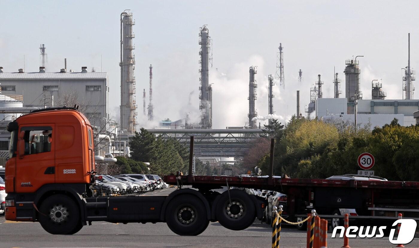 울산 남구 석유화학단지 한 도로에 화물차가 지나가고 있다.ⓒ News1 윤일지 기자