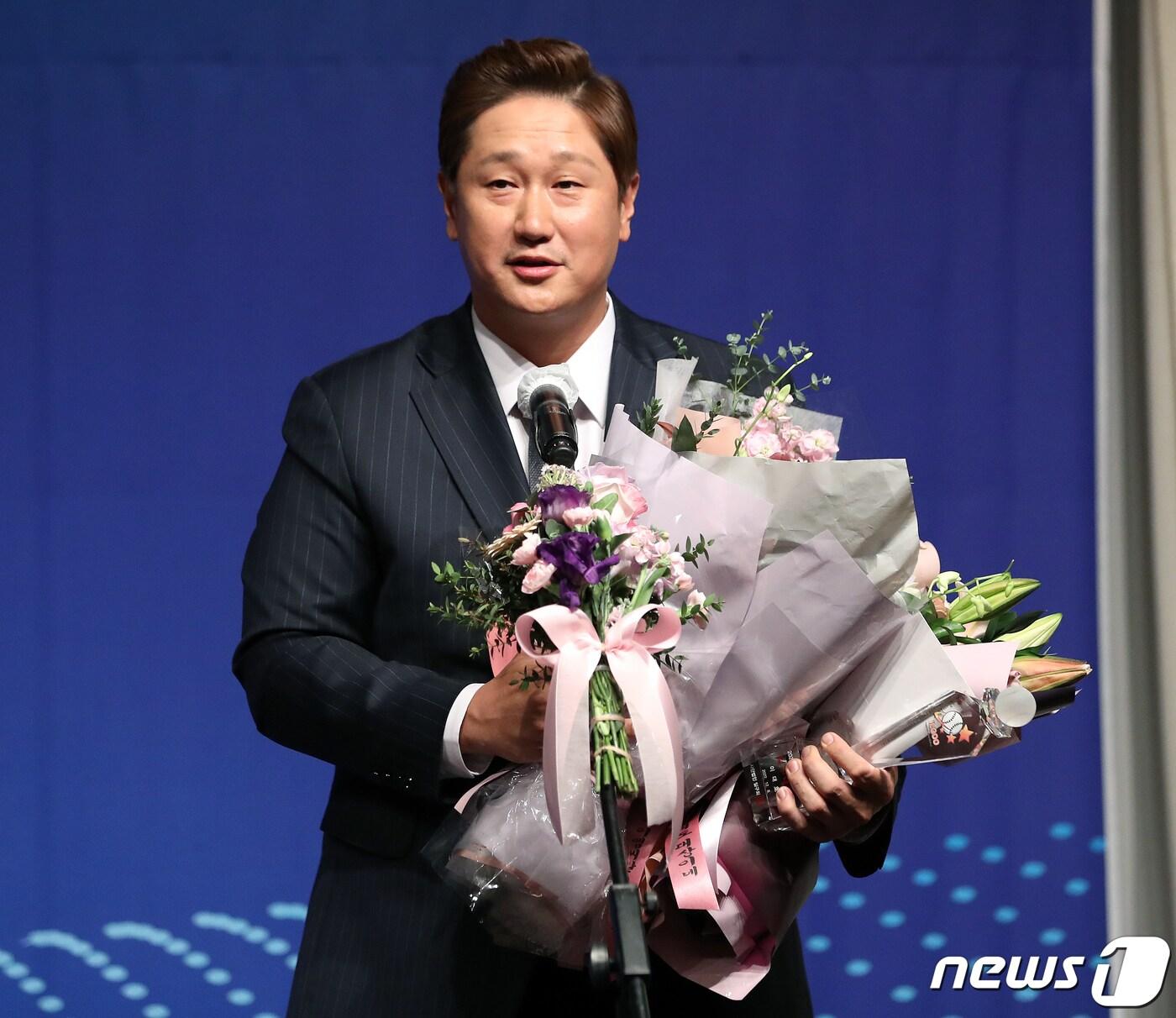 본문 이미지 - 롯데 자이언츠 이대호가 8일 오전 서울 강남구 호텔 리베라 청담 베르사이유홀에서 열린 ‘2022 뉴트리디데이 일구상’ 시상식에서 일구대상을 수상 후 소감을 말하고 있다. 2022.12.8/뉴스1 ⓒ News1 김진환 기자