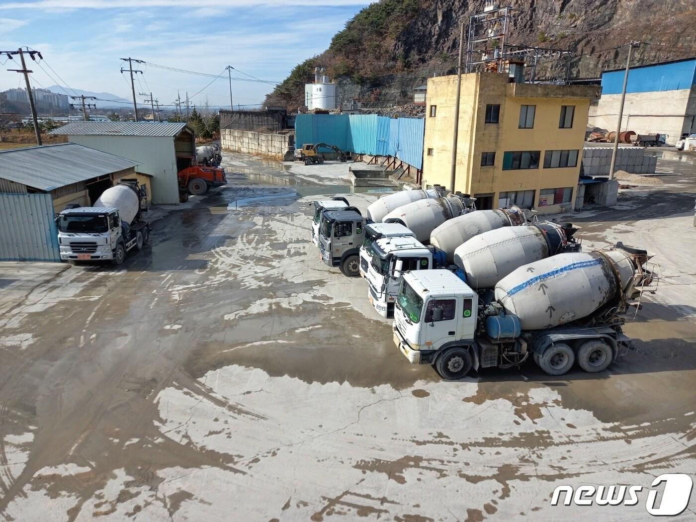 본문 이미지 - 8일 오전 경남 사천의 한 레미콘 업체에 레미콘 화물차들이 파업으로 인해 운행하지 않고 주차돼 있다.2022.12.8/뉴스1 강정태 기자