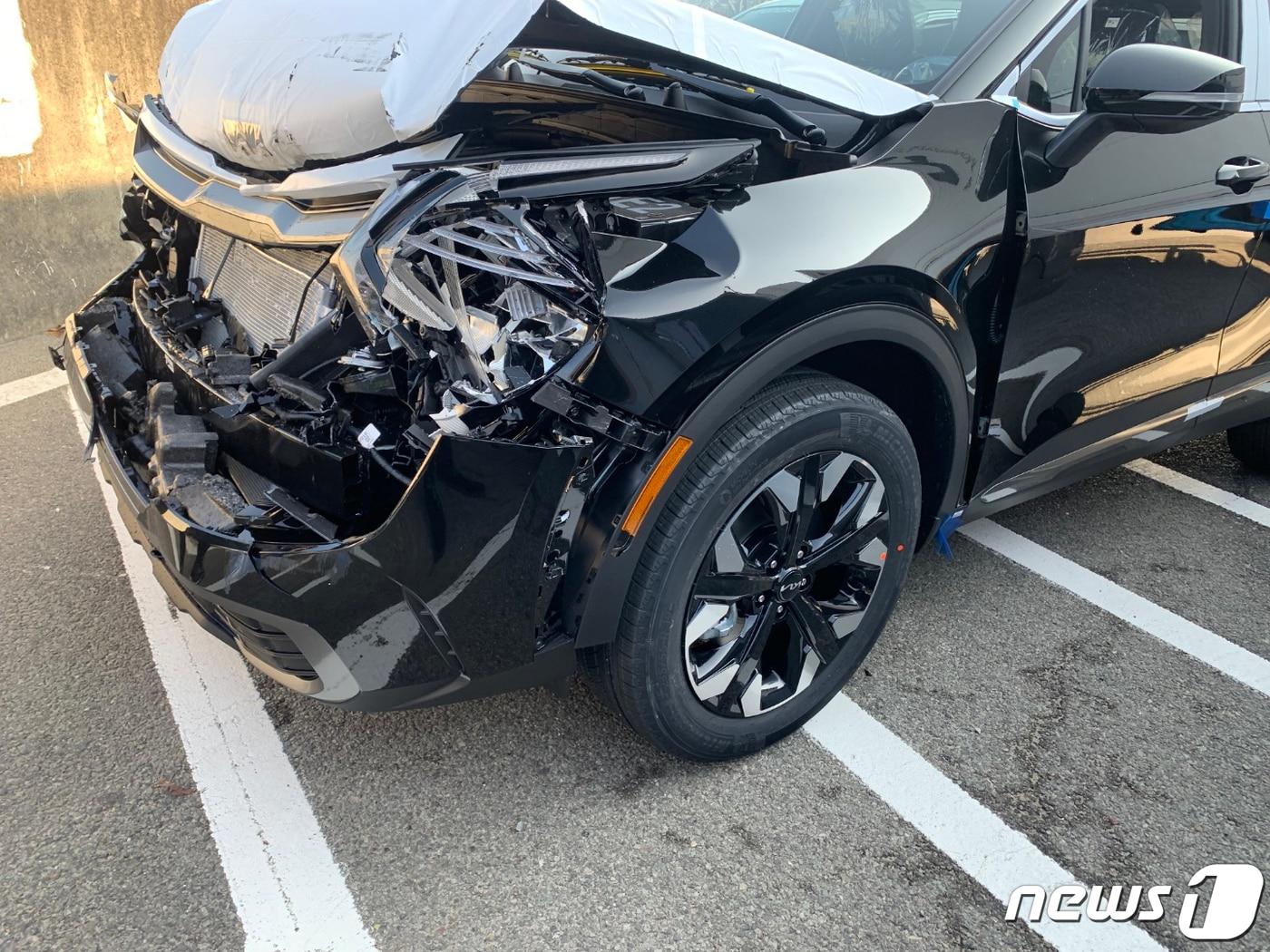 본문 이미지 - 7일 오전 광주 서구 무진대로 일대에서 기아 오토랜드 광주공장 완성차 로드탁송 중이던 SUV 차량이 사고 발생으 크게 파손돼 있다. (독자제공) 2022.12.8/뉴스1 ⓒ News1 