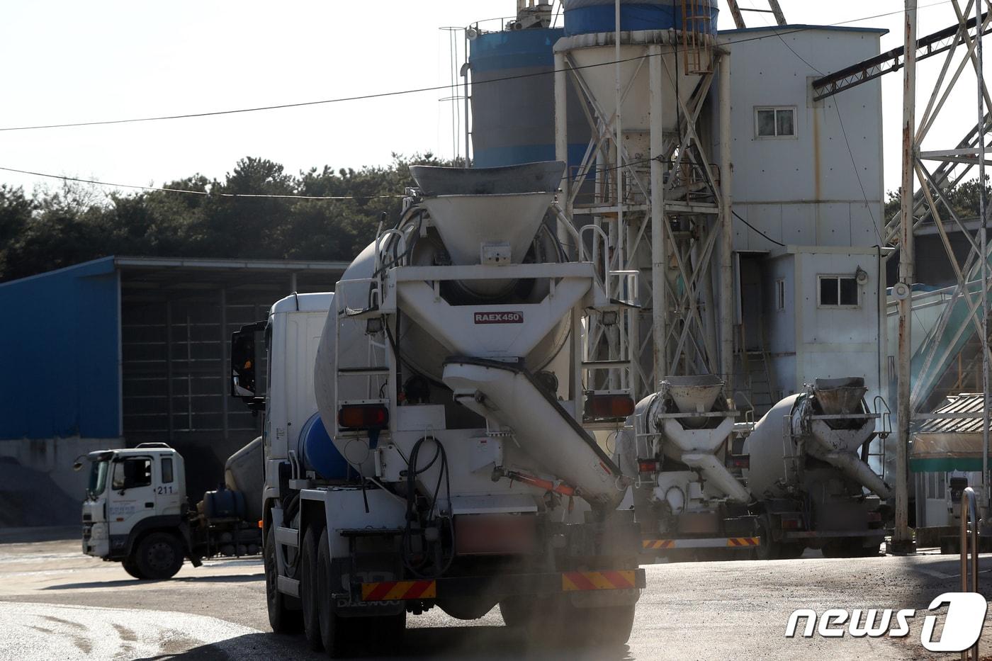 민주노총 공공운수노조 화물연대본부&#40;화물연대&#41;의 집단운송거부&#40;총파업&#41; 15일째인 8일 부산·울산·경남&#40;부울경&#41; 지역 민주노총 건설노조 소속 레미콘·콘크리트펌프카 기사들이 화물연대 동조파업을 시작했다. 건설업계 관계자들은 파업이 완전히 마무리되기까진 건설사 부담은 해소되긴 어렵다고 예상하고 있다. 사진은 이날 충남 당진시의 한 레미콘 공장 모습. 2022.12.8/뉴스1 ⓒ News1 황기선 기자