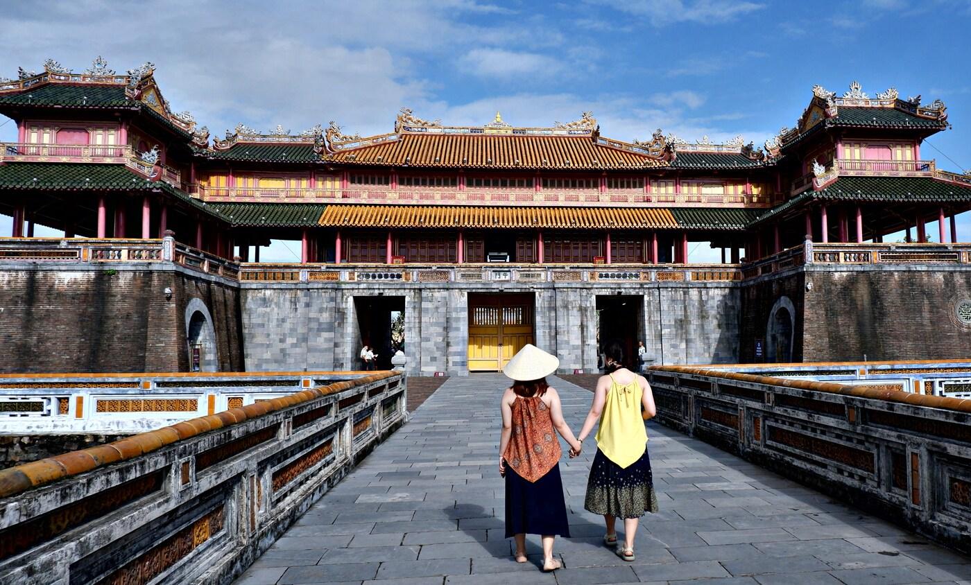 정문 오문(午門, Cửa Ngọ M&ocirc;n) 앞에서 인생삿을 남기기 위해 옷을 맞춰 입고 사진 촬영에 몰두 중인 베트남 현지인의 모습ⓒ News1 윤슬빈 기자