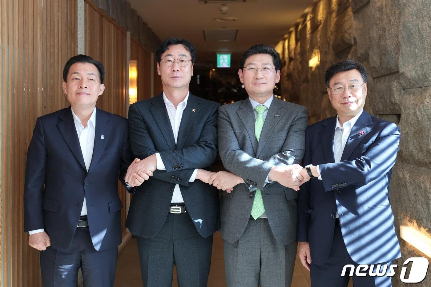 본문 이미지 - 8일 용인·성남·수원·화성시장이 지하철 3호선의 경기남부 연장을 위해 협력키로 합의했다.(왼쪽부터 이재준 수원시장, 정명근 화성시장, 이상일 용인특례시장과 신상진 성남시장)(용인시 제공)