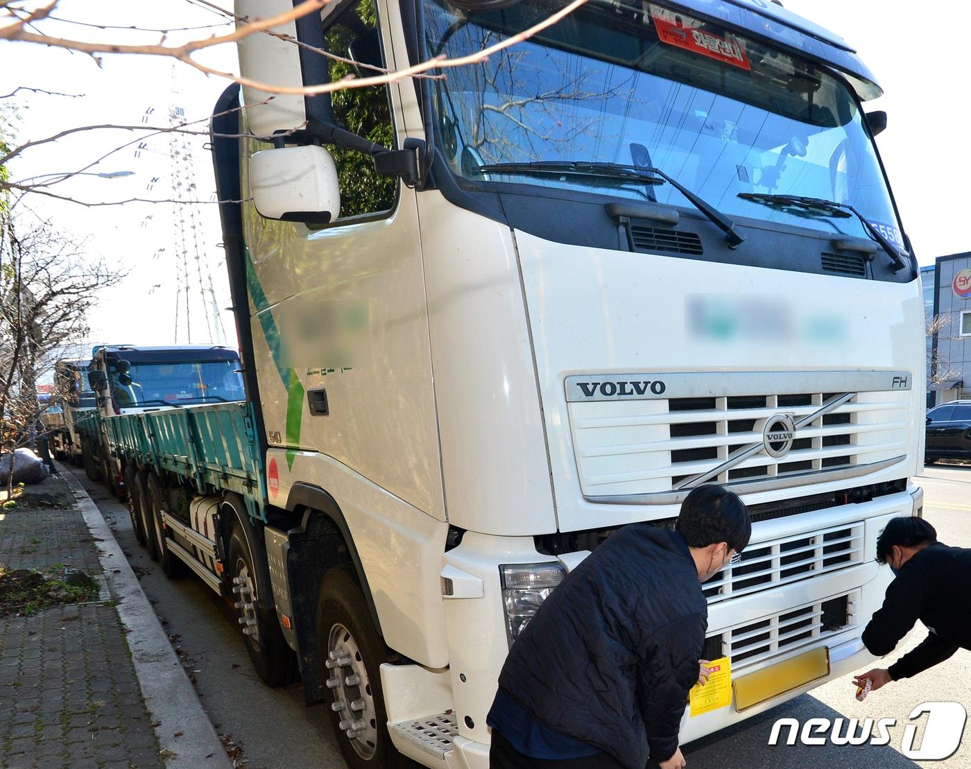 본문 이미지 - 불법주차 단속을 알리는 스티커를 부착하고 있다. (자료사진) /뉴스1 ⓒ News1 