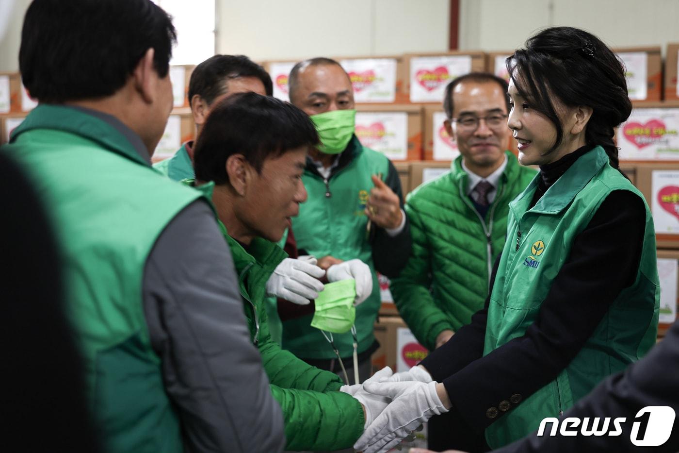 윤석열 대통령 부인 김건희 여사가 지난 8일 부산 부산진구새마을지회를 방문해 행복꾸러미 생필품 포장 봉사에 앞서 관계자들과 악수하고 있다. (대통령실 제공) ⓒ News1 오대일 기자