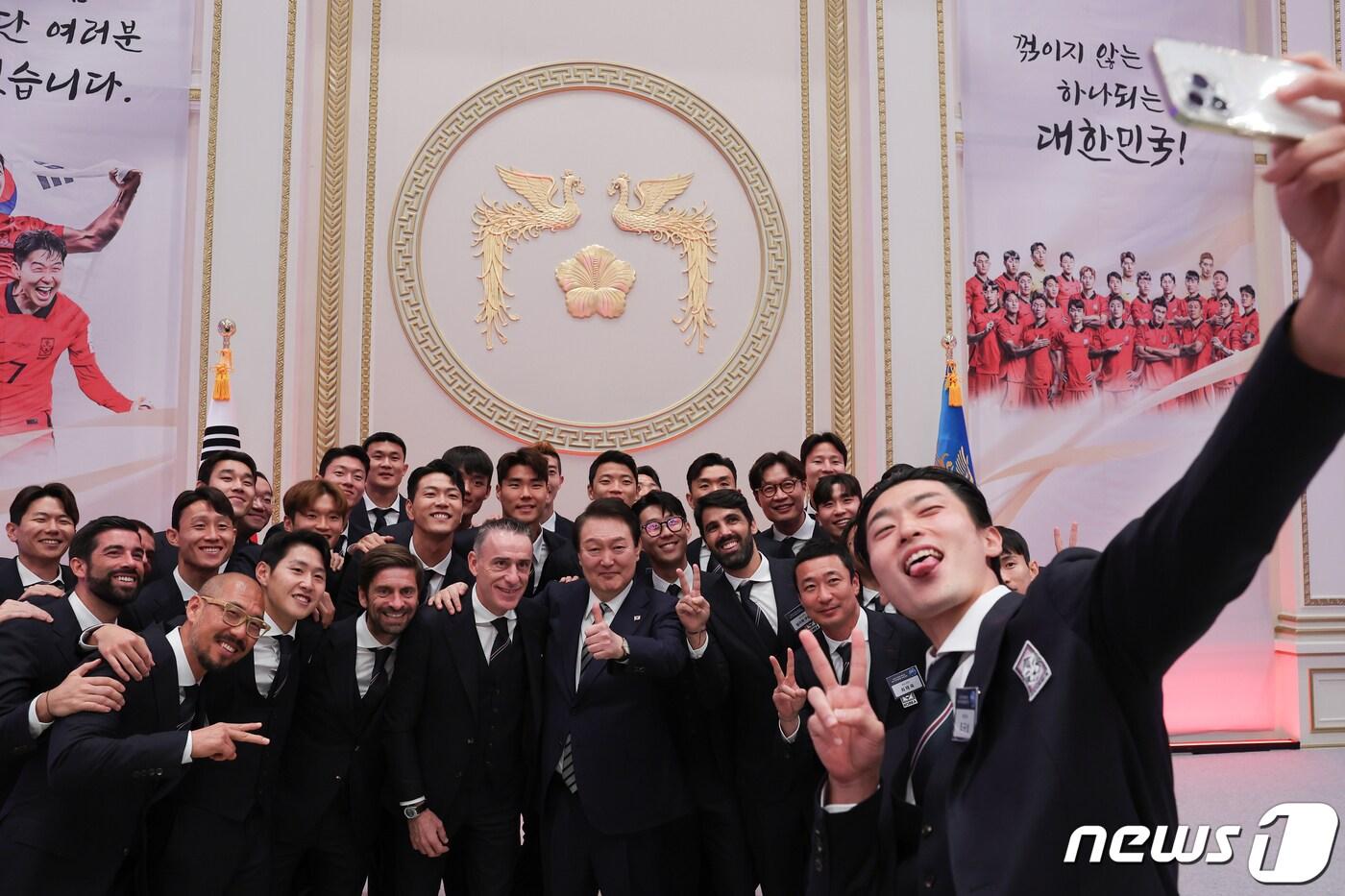 본문 이미지 - 윤석열 대통령이 8일 오후 청와대 영빈관에서 열린 카타르 월드컵 축구 국가대표팀 환영 만찬에서 파울루 벤투 감독을 비롯한 코칭스태프 및 선수들과 셀카를 찍고 있다. (대통령실 제공) ⓒ News1 오대일 기자