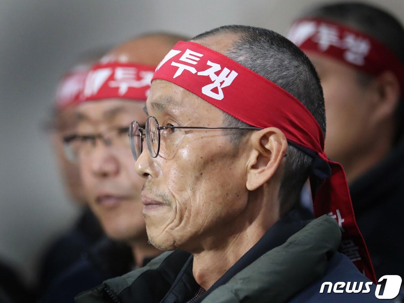 본문 이미지 - 이봉주 민주노총 화물연대 위원장이 8일 대전 대덕구 민주노총 대전지부에서 중앙집행위원회를 마치고 회의결과를 밝히고 있다. 2022.12.8/뉴스1