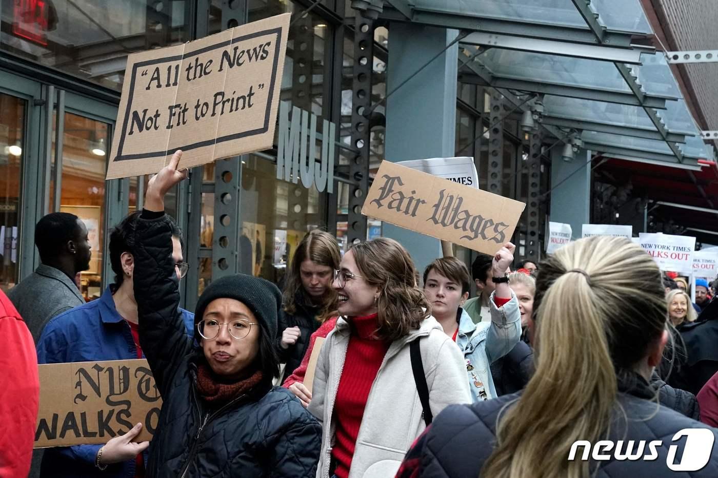 본문 이미지 - 뉴욕타임스(NYT) 기자와 직원들의 파업 ⓒ AFP=뉴스1
