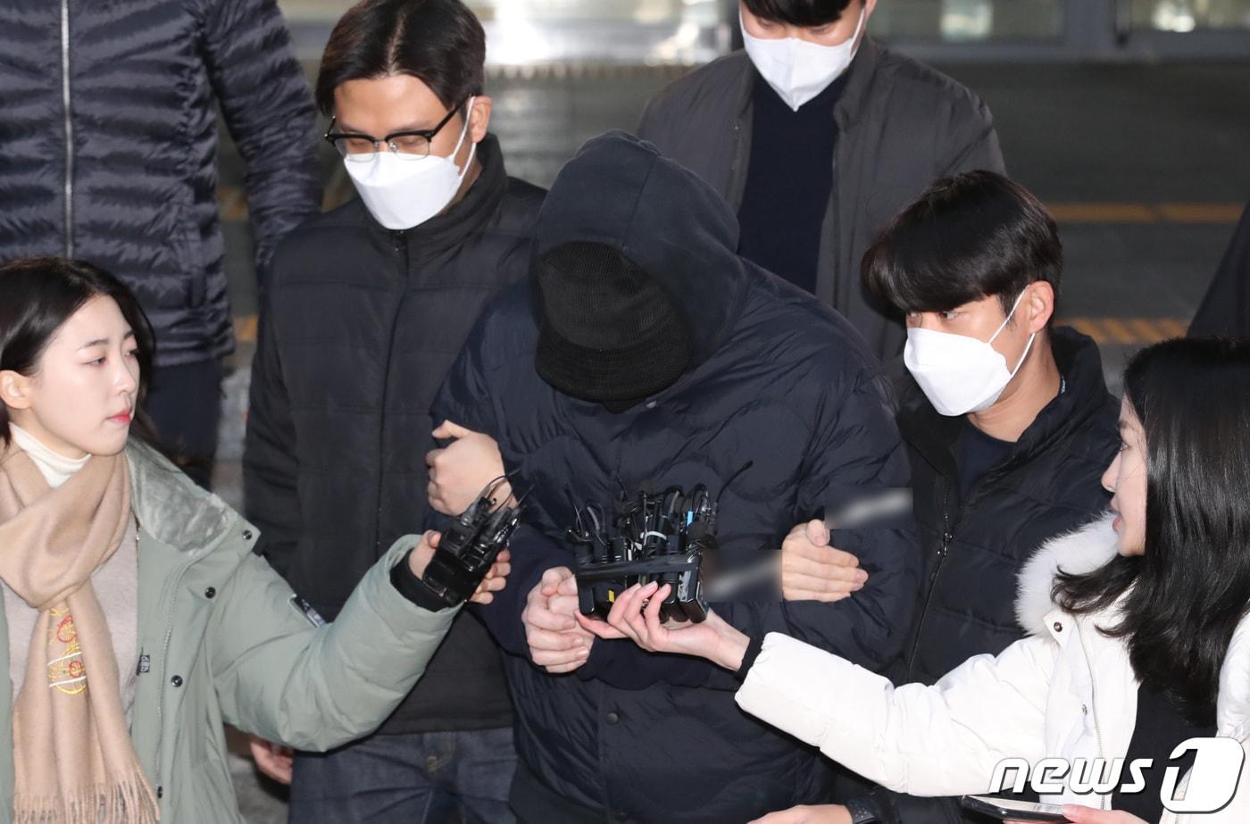 본문 이미지 - 음주운전으로 스쿨존에서 초등학생을 치어 숨지게 한 혐의를 받는 A씨가 검찰로 송치되고 있다. 2022.12.9/뉴스1 ⓒ News1 김민지 기자