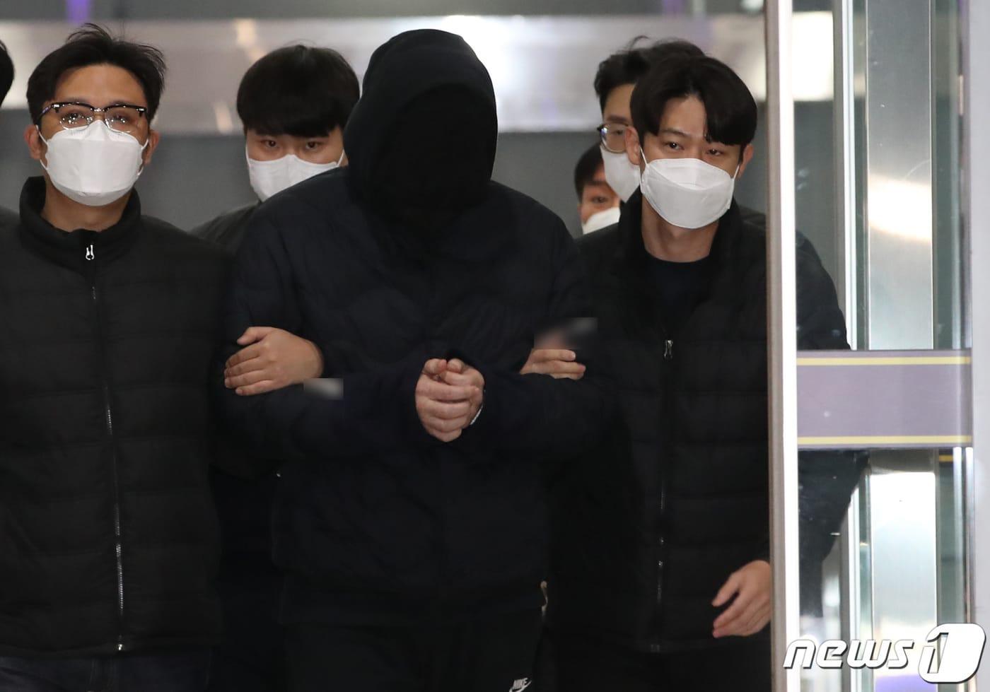 음주운전을 하다 어린이보호구역(스쿨존)에서 초등생을 치어 숨지게 한 혐의를 받는 30대 남성 A씨가 9일 오전 서울 강남경찰서에서 검찰로 송치되고 있다. 경찰은 당초 A씨에게 '특정범죄가중처벌'상 어린이보호구역치사·위험운전치사·음주운전 혐의만 적용했지만, 도주치사(뺑소니) 혐의를 인정해 추가 적용했다. 2022.12.9/뉴스1 ⓒ News1 김민지 기자