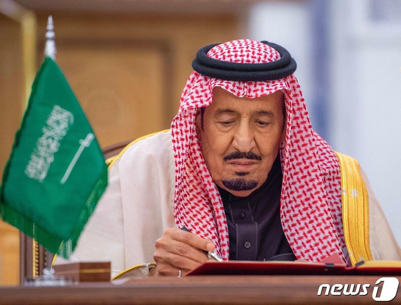 본문 이미지 - 살만 빈 압둘아지즈 알사우드 사우디아라비아 국왕이 리야드에서 시진핑 중국 국가 주석과 '포괄적 전략 동반자 협정'에 서명을 하고 있다. ⓒ AFP=뉴스1 ⓒ News1 우동명 기자