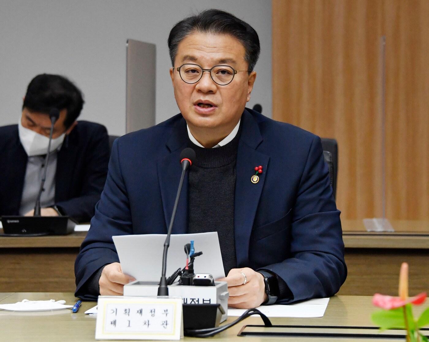 본문 이미지 - 방기선 기획재정부 차관이 9일 서울 영등포구 한국수출입은행에서 열린 '제13차 비상경제차관회의'를 주재, 모두발언을 하고 있다. ⓒ News1 한종수 기자